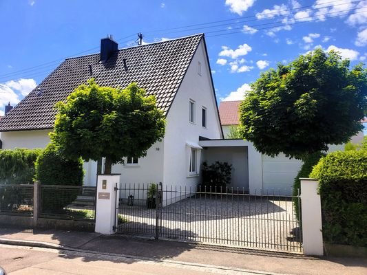 Hausansicht mit Garage und Vorplatz