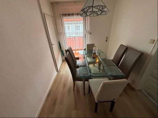 Essdiele mit Zugang Balkon und ins DG