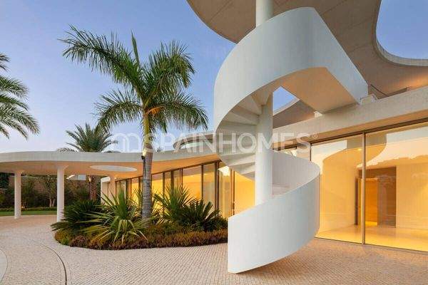 Detached Key-Ready House with a Swimming Pool in Casares