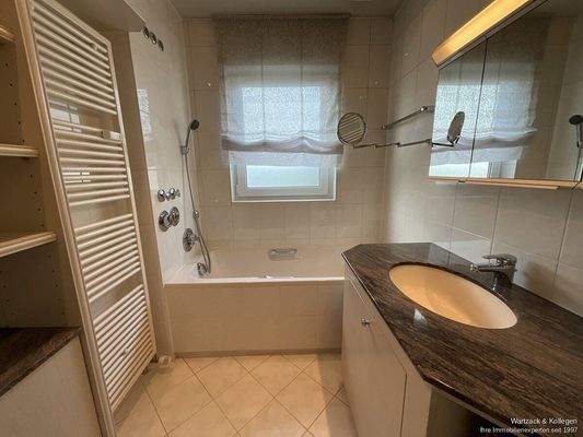 ...und großem Handtuchheizkörper