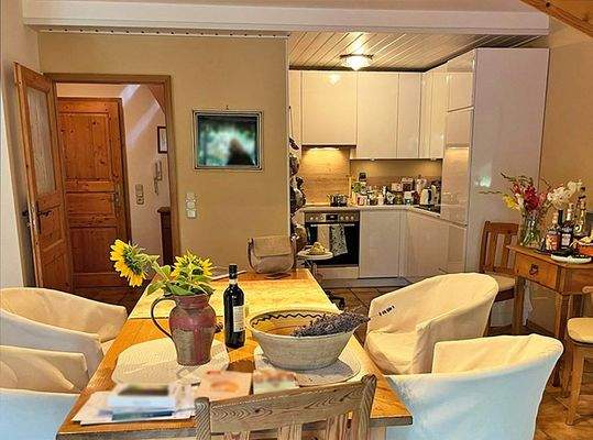 Essenbereich mit Blick in die Küche