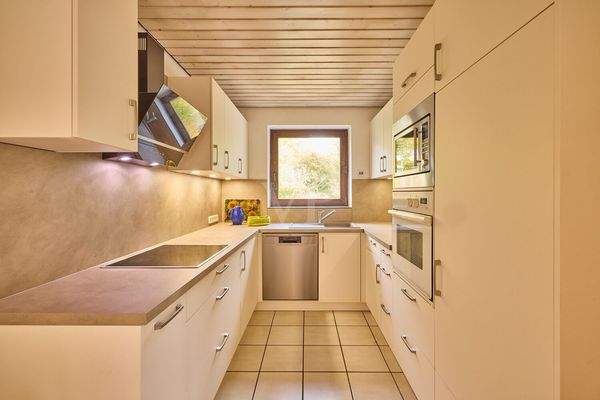 Moderne und neuwertige Küche EG