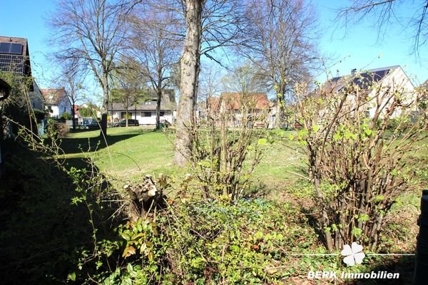 Kleiner Park mit Spielplatz