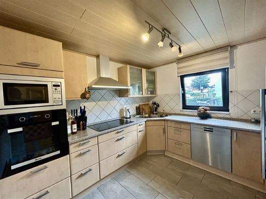 Moderne Küche mit Einbauten - EG