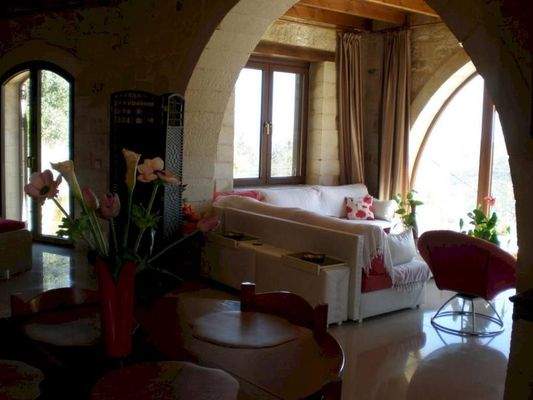 Steinhaus mit Blick auf das Meer und die Schlucht