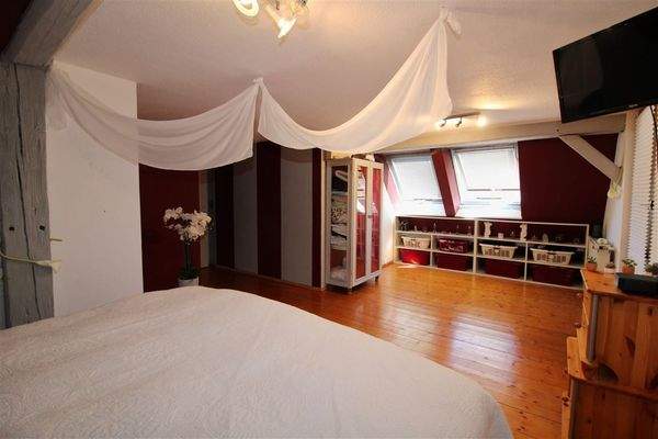 große Wohnung DG Schlafzimmer