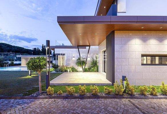 Villa with a Spacious Garden and Swimming Pool in İzmir