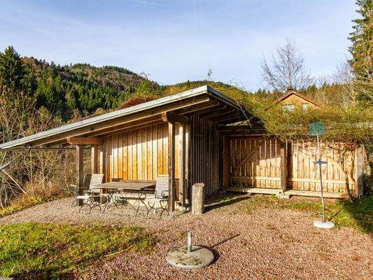 Sitzgelegenheiten an der Hütte